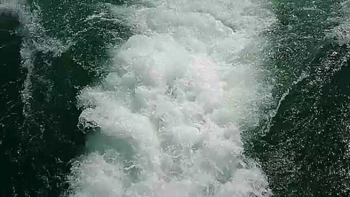 海浪的缓慢运动在海洋上的渡船后面跟踪表面。