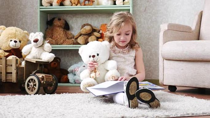 可爱的小女孩和玩具熊一起看书，玩耍，玩得开心