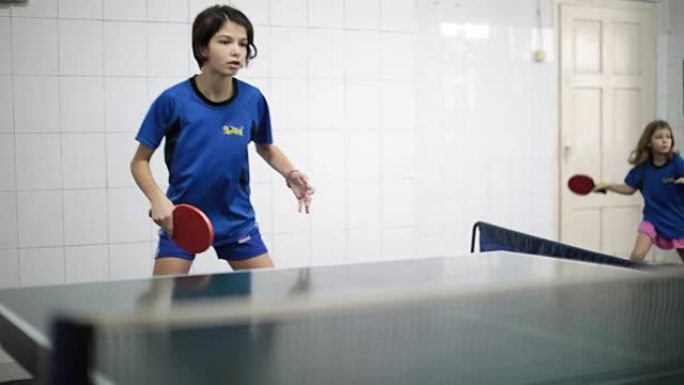 打乒乓球的年轻女孩