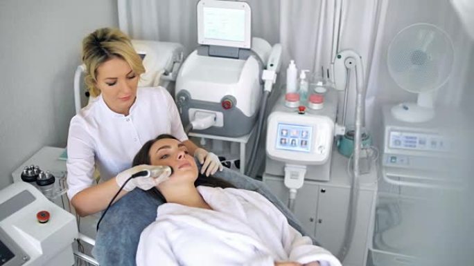 年轻女子在美容院接受射频提升程序