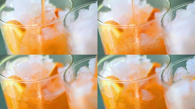 将橙色饮料倒在冰上