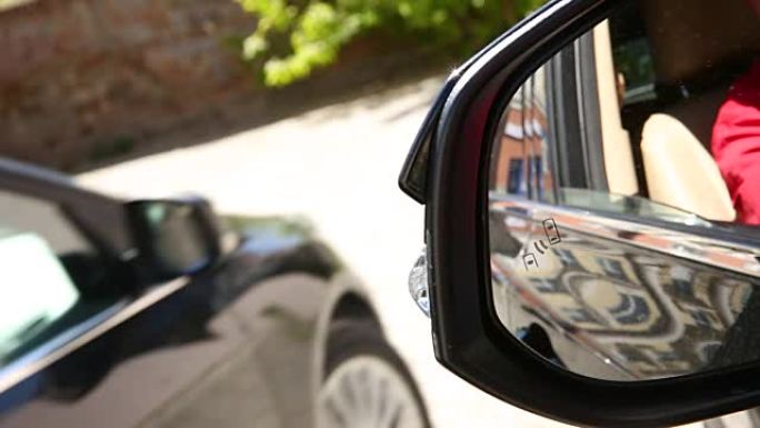 现代车辆侧视镜中的盲点监控系统警示灯图标。汽车的系统盲点