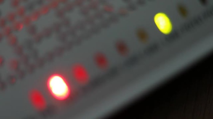 模糊场景，调制解调器路由器互联网连接从服务器丢失，红灯闪烁警告无线局域网错误