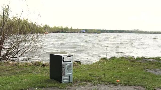 具有波浪背景的河岸计算机的系统单元。电脑在热带自然户外公园，如山、湖和天空。电脑在自然绿色背景与河流