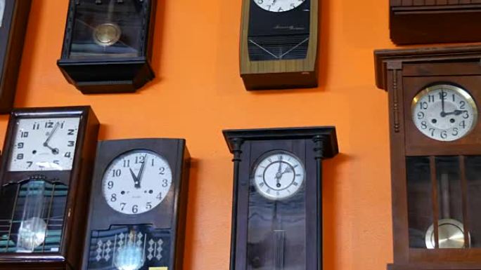 泰国芭堤雅-2017年12月23日: 墙上有许多不同的钟。旧古董古董复古钟。