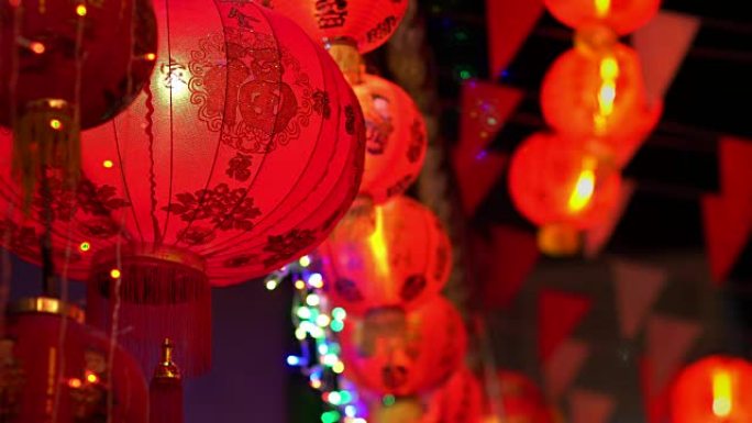 唐人街的中国新年灯笼，祝福文字意味着良好的财富和健康。