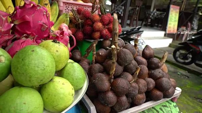 巴厘岛印度尼西亚火龙果红毛丹山竹市场上的异国热带水果
