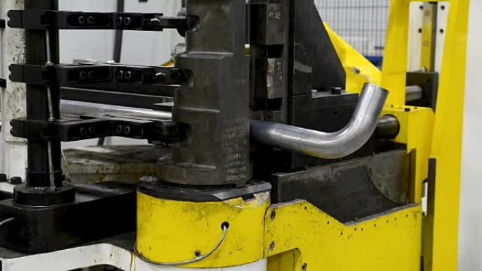 现代工厂的机器人弯管