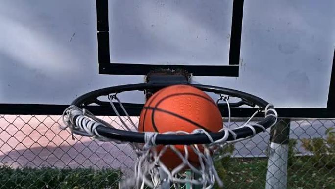 篮球在户外进入篮筐