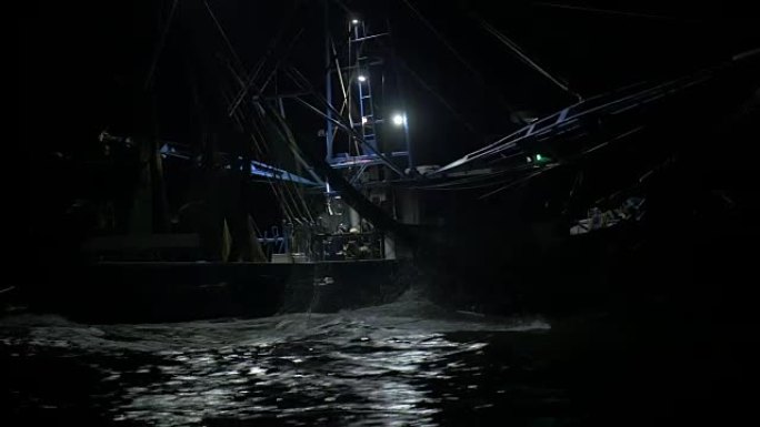 晚上用网捕捞虾拖网渔船