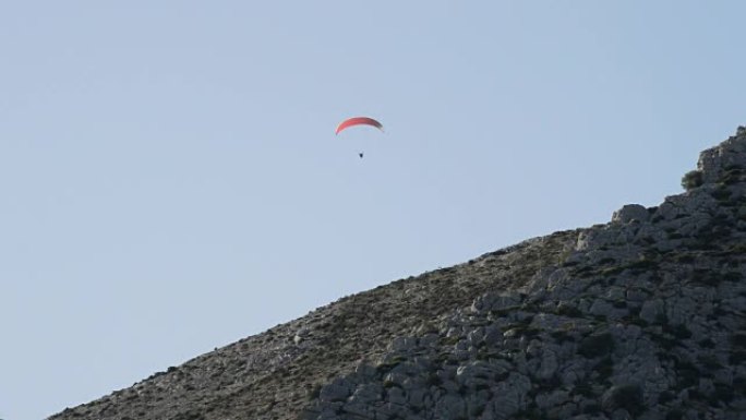 滑翔伞运动员在山上练习滑翔伞运动