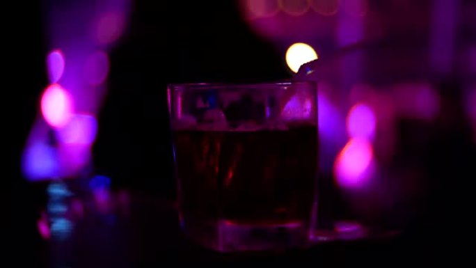 夜总会酒吧柜台玻璃酒精鸡尾酒的特写镜头。背景模糊，4k