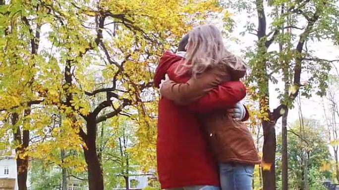快乐的年轻夫妇在秋季公园玩得开心