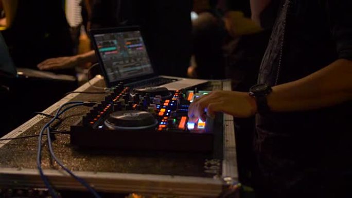 派对上使用的DJ混音器