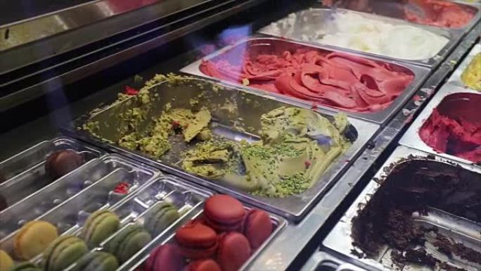 街头商店的冰淇淋分类。冰淇淋-意大利冷冻甜点，美味的冰糕，各种水果口味。夏季清凉小吃。实时和复制空间