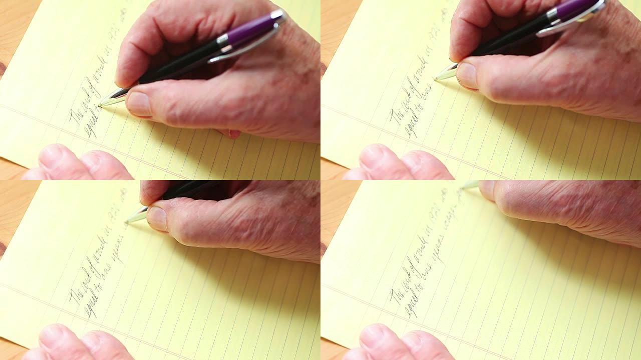 男人在黄色的纸上写字