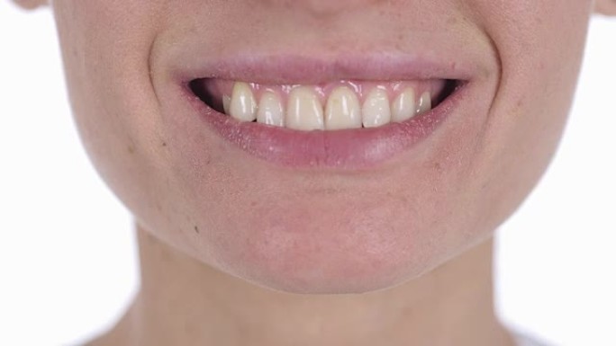 牙齿洁白的中年微笑女人的特写