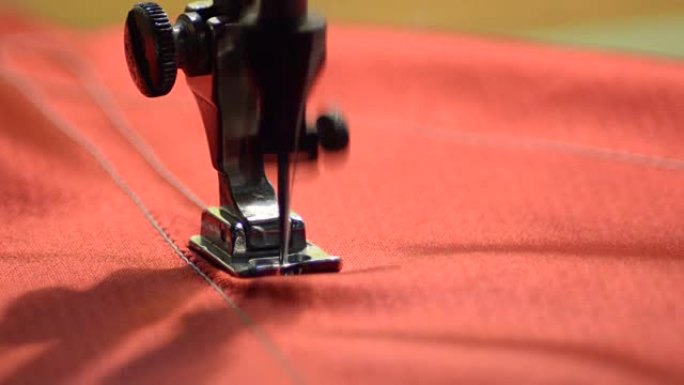 编织红色织物的缝纫机