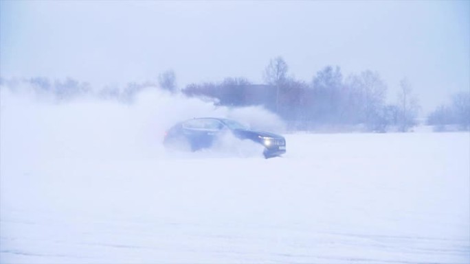 汽车在雪地里掉头。跑车在雪地里行驶。蓝色跨界在雪地里耍花招