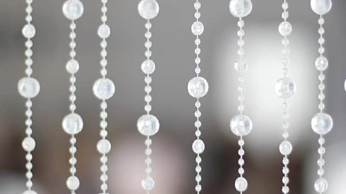 透明白色珠子制成的窗帘。