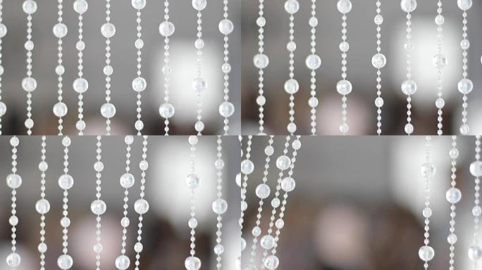 透明白色珠子制成的窗帘。