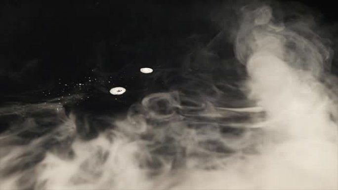 黑色背景上滚滚浓烟