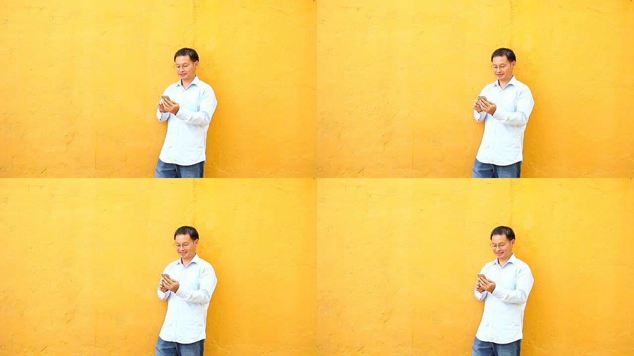 泰国男子玩电话黄墙