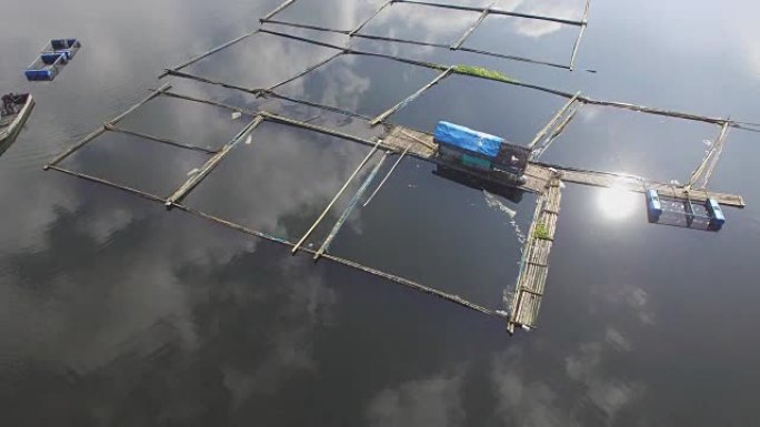 水产养殖养鱼维持拉古纳桑帕洛克湖小农村捕鱼社区的生计。无人机，航拍