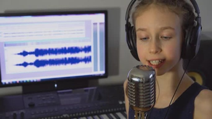 小女孩在家庭录音棚里录制一首歌。