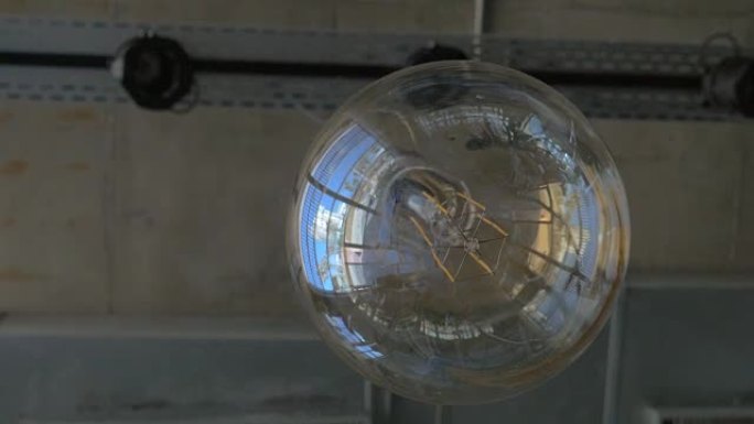 天花板上悬挂的玻璃球体灯
