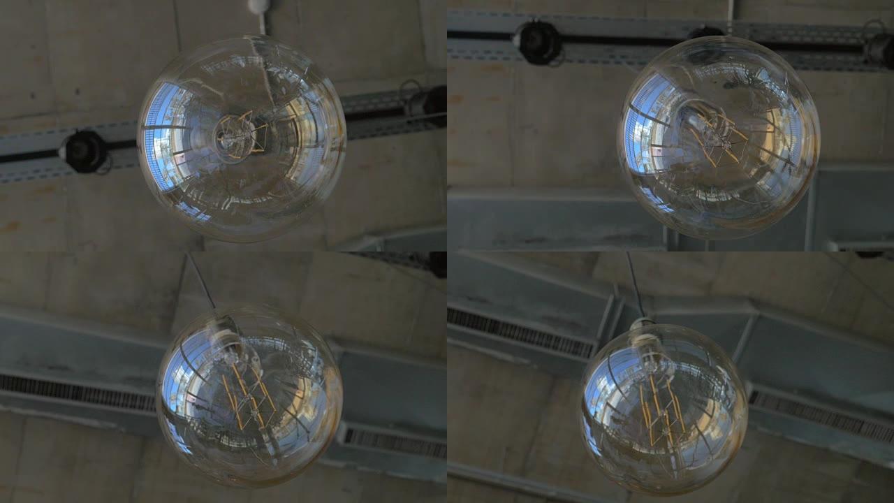 天花板上悬挂的玻璃球体灯
