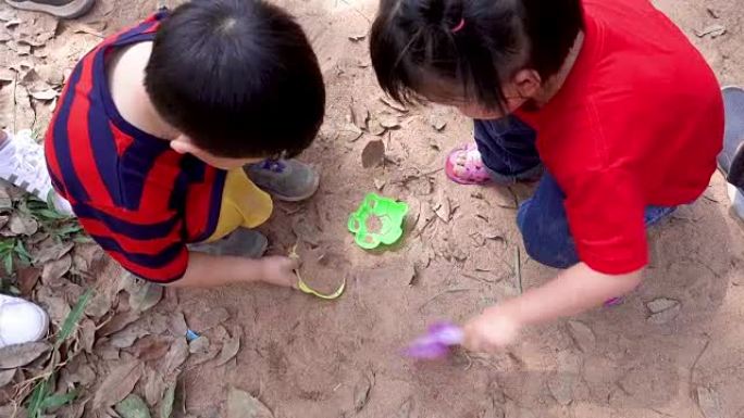 亚洲儿童玩沙子