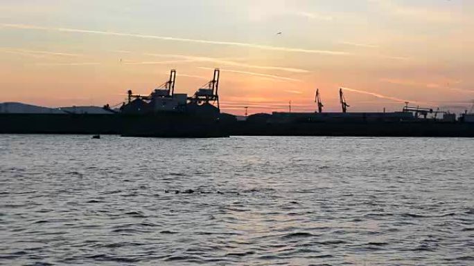 保加利亚工业黑海港口布尔加斯的susnet起重机剪影。