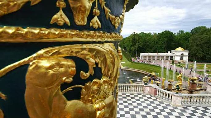 跟踪镜头显示俄罗斯圣彼得堡彼得霍夫的大宫殿级联和萨姆森喷泉