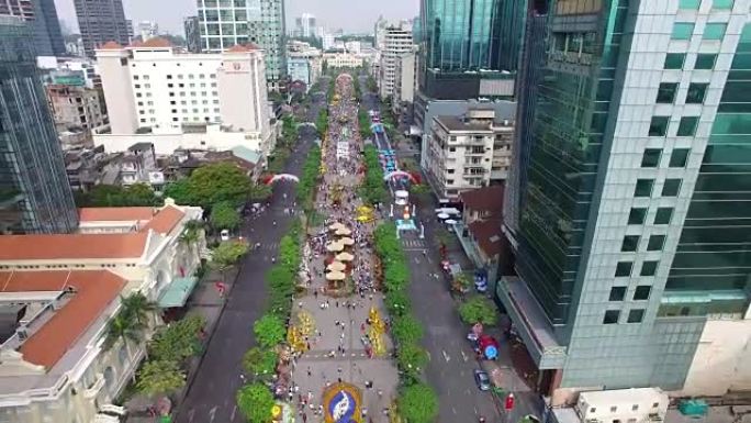 越南胡志明市-2017年2月01日: 农历新年期间，越南胡志明市市中心从无人机上可以欣赏到阮顺华花街
