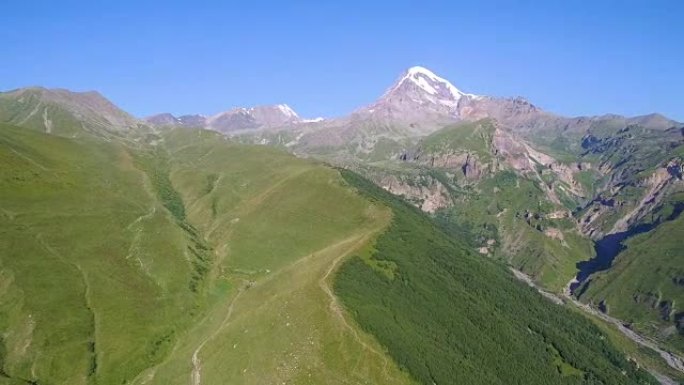 全景无人机视频青山和雪顶卡兹贝克山