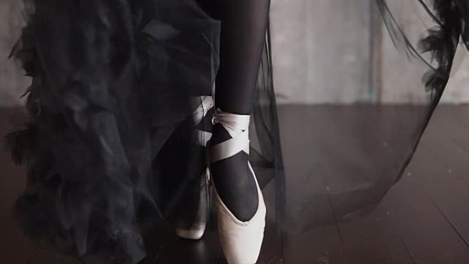 芭蕾舞女演员腿的特写镜头这位女士被训练成站在足尖上
