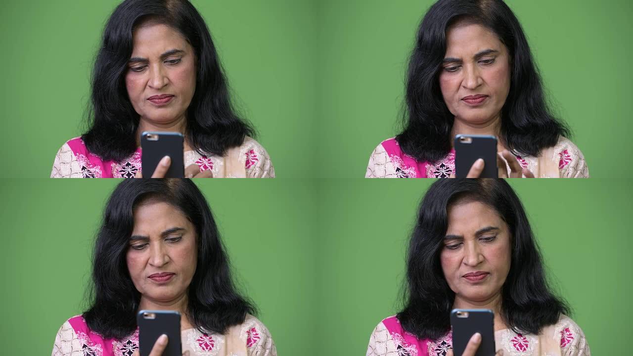 使用电话拍摄成熟美丽的印度女人的特写镜头