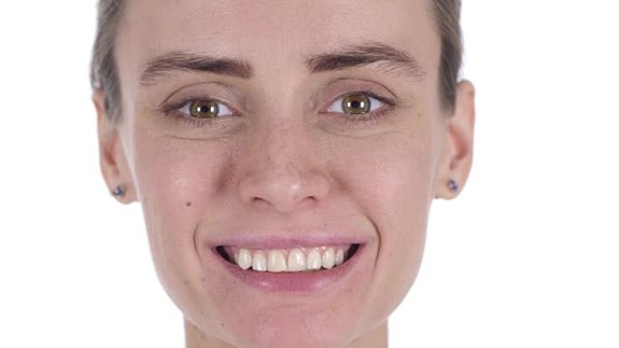 微笑的中年妇女脸的特写，白色背景