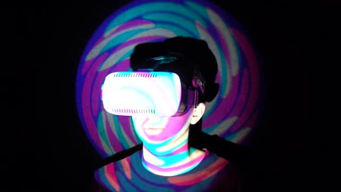 高加索人体验虚拟现实，使用vr耳机玩视频游戏