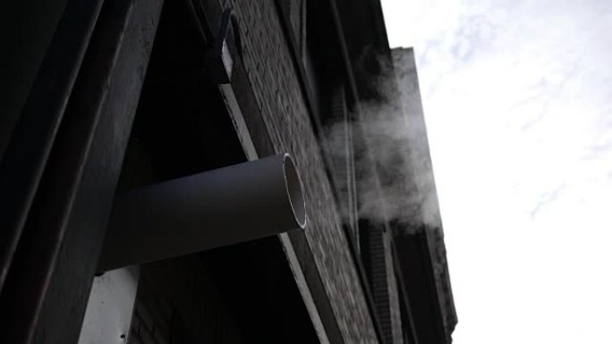 城市建筑后部排气管的手持拍摄