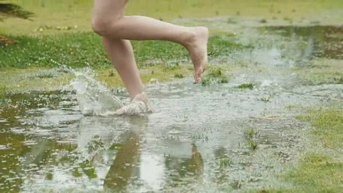 女孩赤裸裸地跑在水坑上