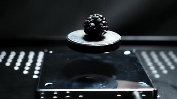 黑色背景黑莓的4k抽象悬浮平台