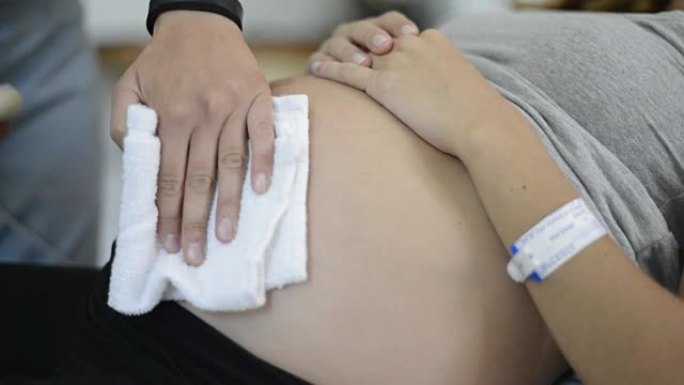 孕妇正在监测宫缩和静脉注射。