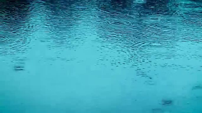 雨季近距离雨滴落到河面的蓝色色调，4K Dci分辨率