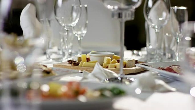餐厅里摆满美味食物和空酒杯的宴会桌的照片