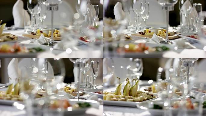 餐厅里摆满美味食物和空酒杯的宴会桌的照片