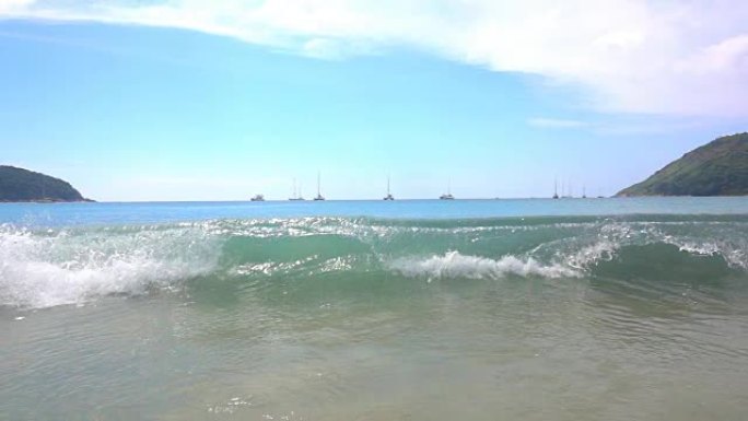 海滩上的慢动作海浪是美丽的蓝天背景