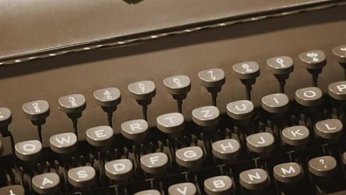 一个旧打字机键的特写。
