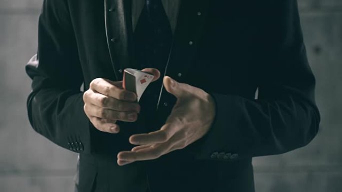 魔术师表演纸牌把戏